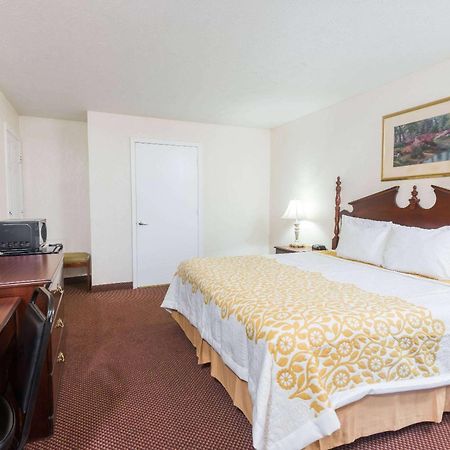 Days Inn By Wyndham Amherst Bagian luar foto