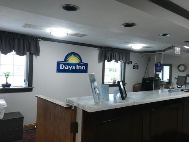 Days Inn By Wyndham Amherst Bagian luar foto