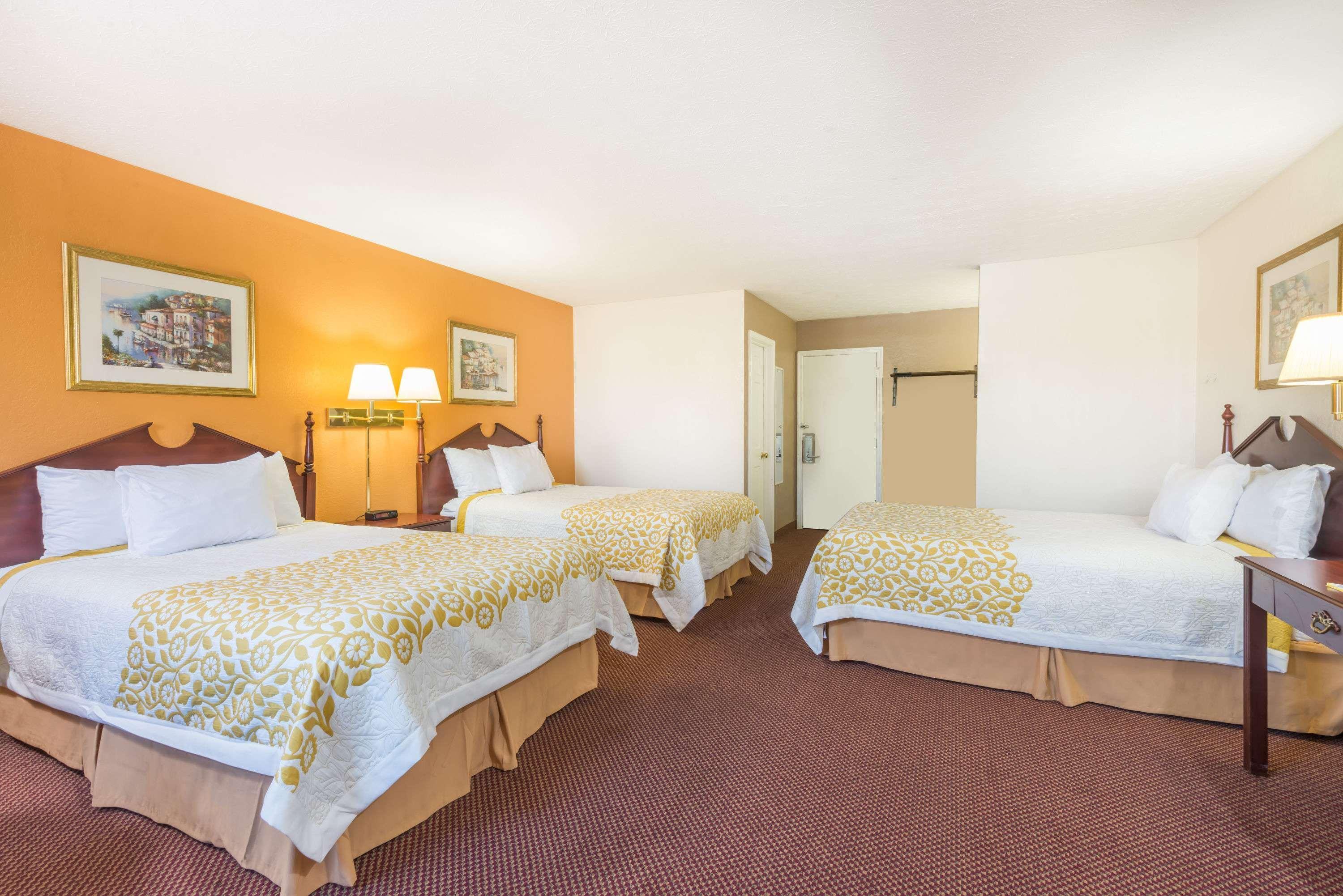 Days Inn By Wyndham Amherst Bagian luar foto