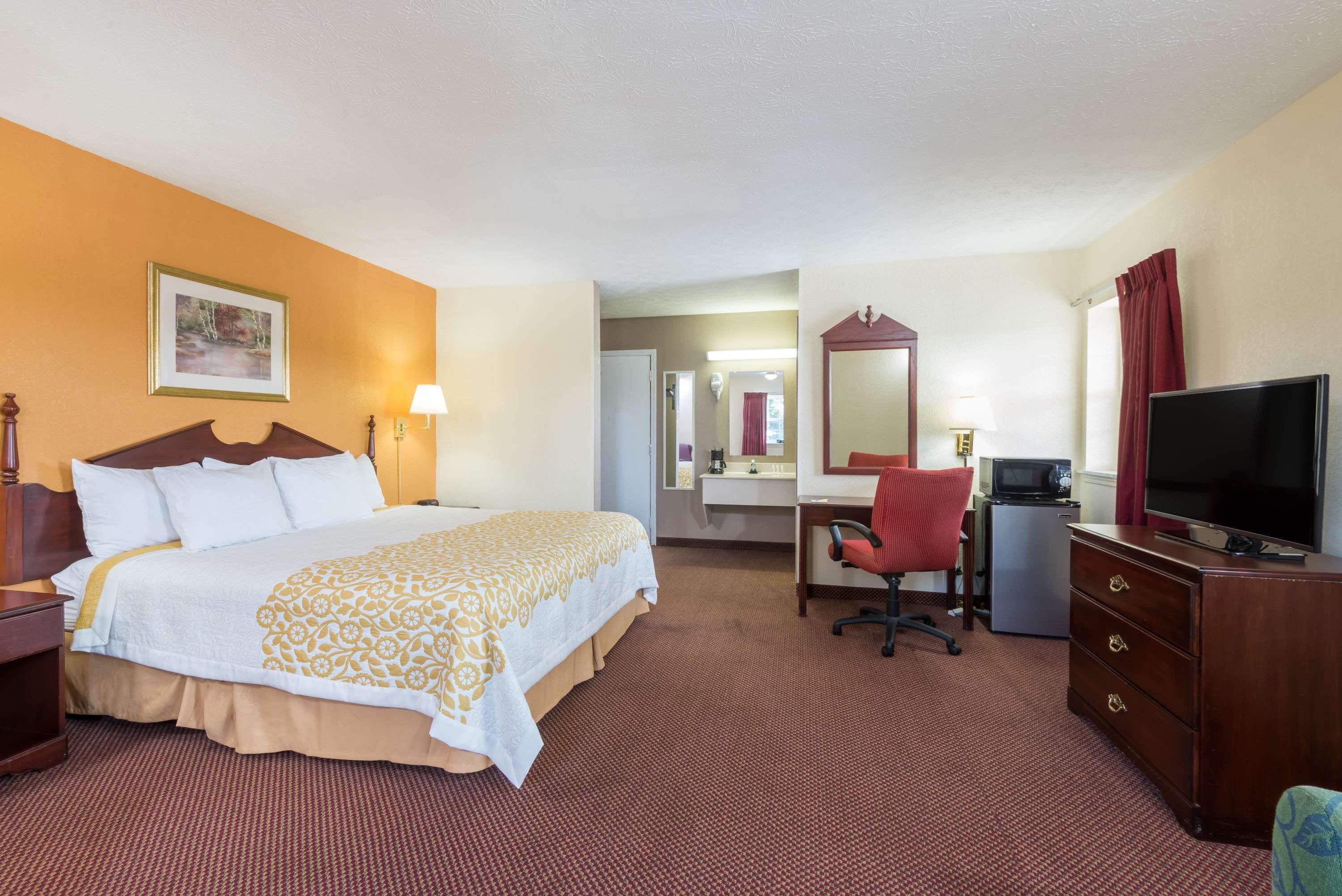 Days Inn By Wyndham Amherst Bagian luar foto