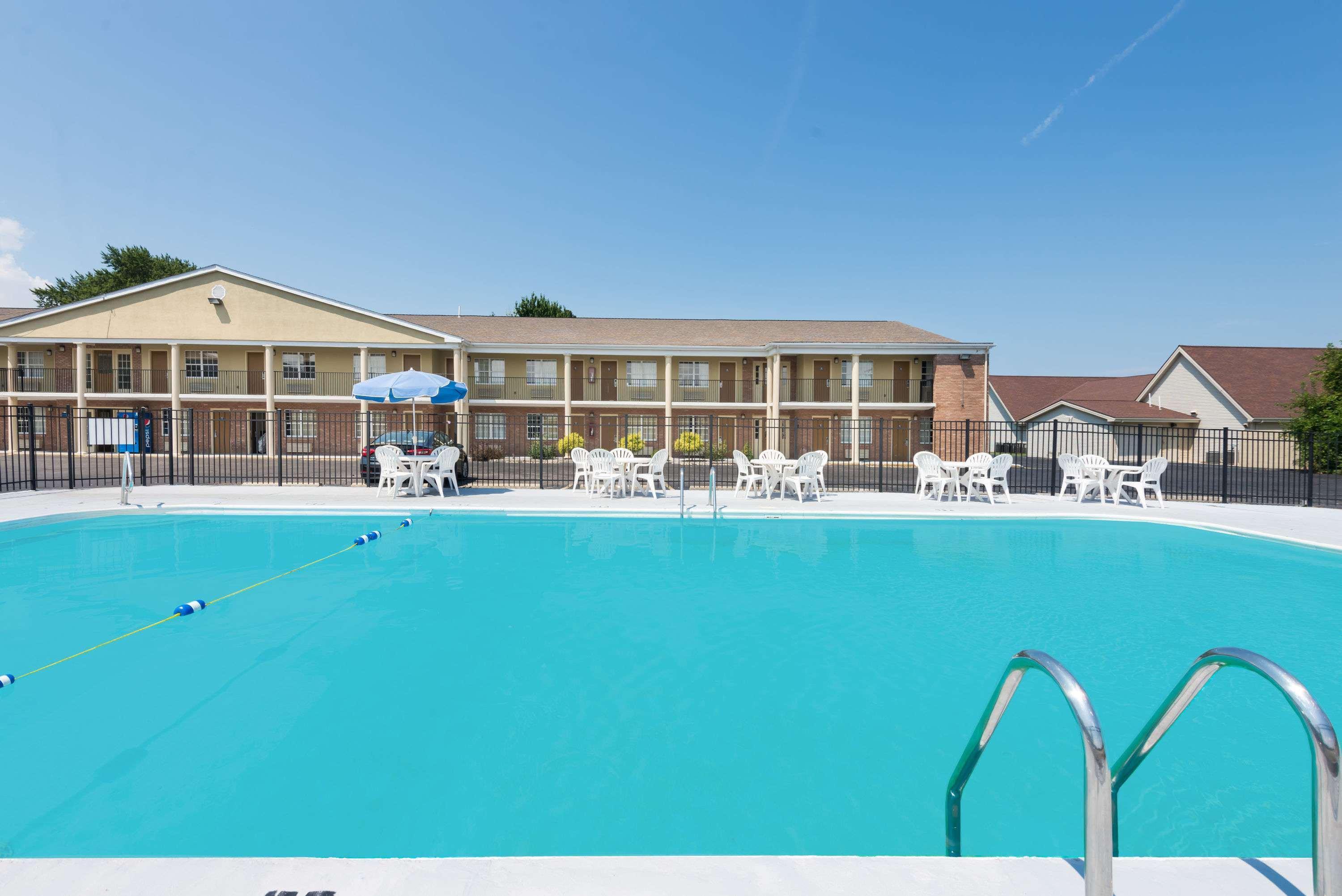 Days Inn By Wyndham Amherst Bagian luar foto