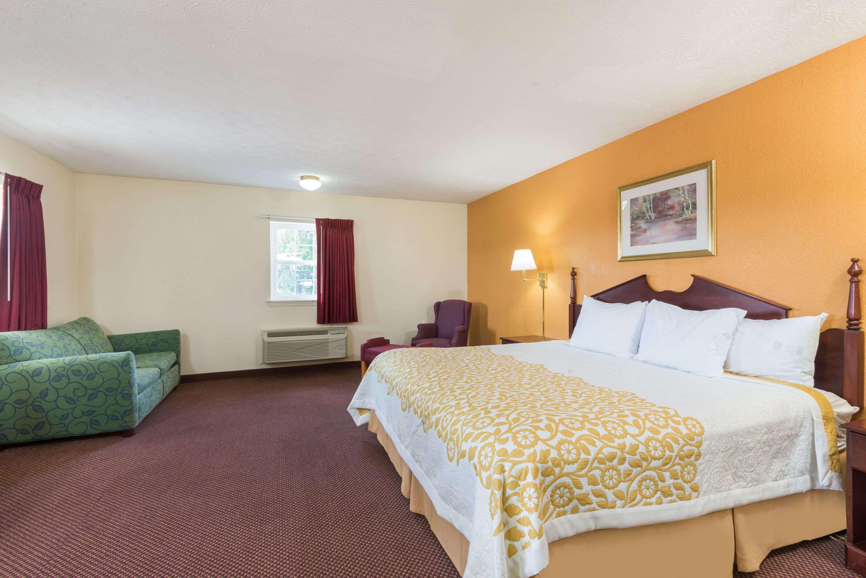 Days Inn By Wyndham Amherst Bagian luar foto