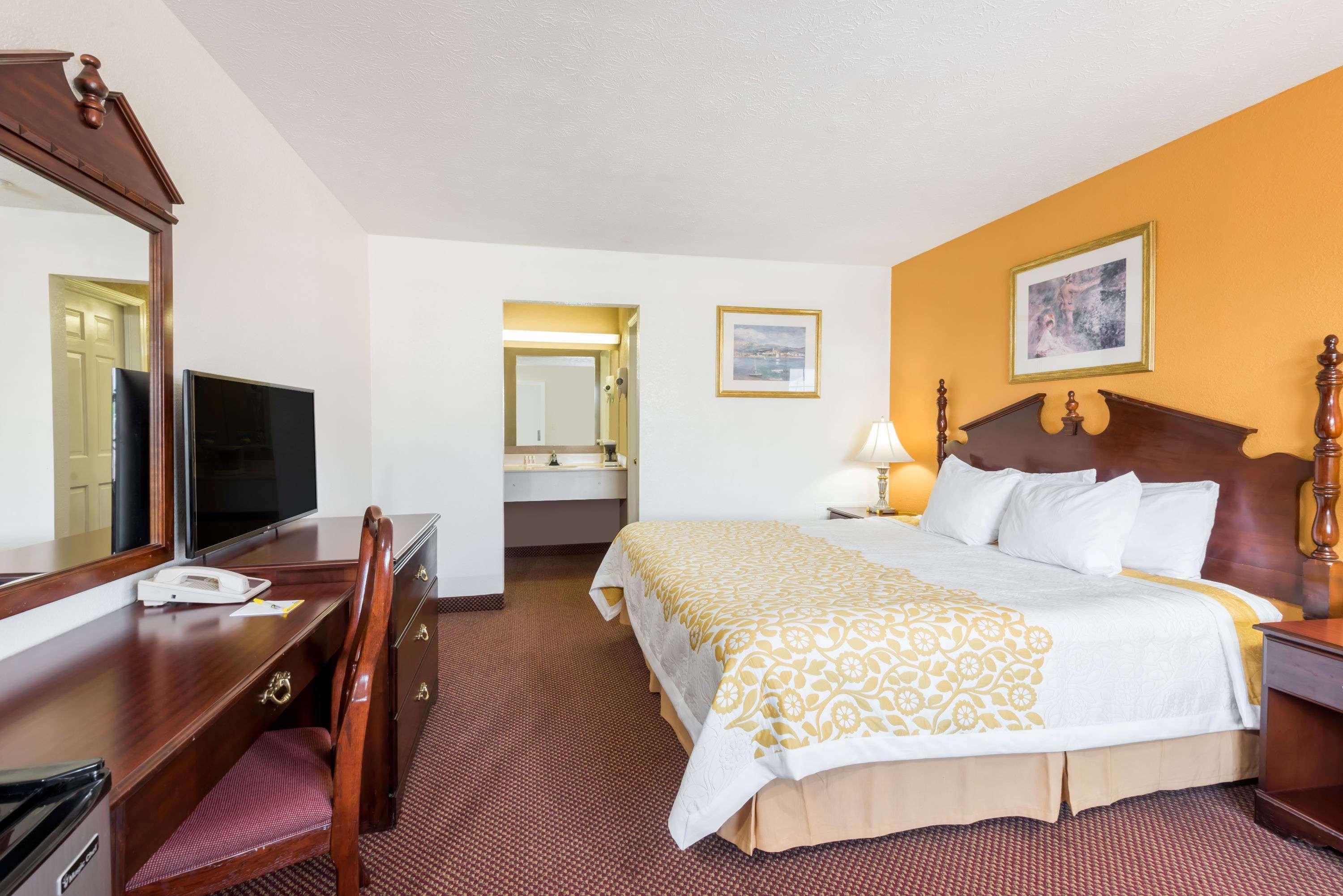 Days Inn By Wyndham Amherst Bagian luar foto