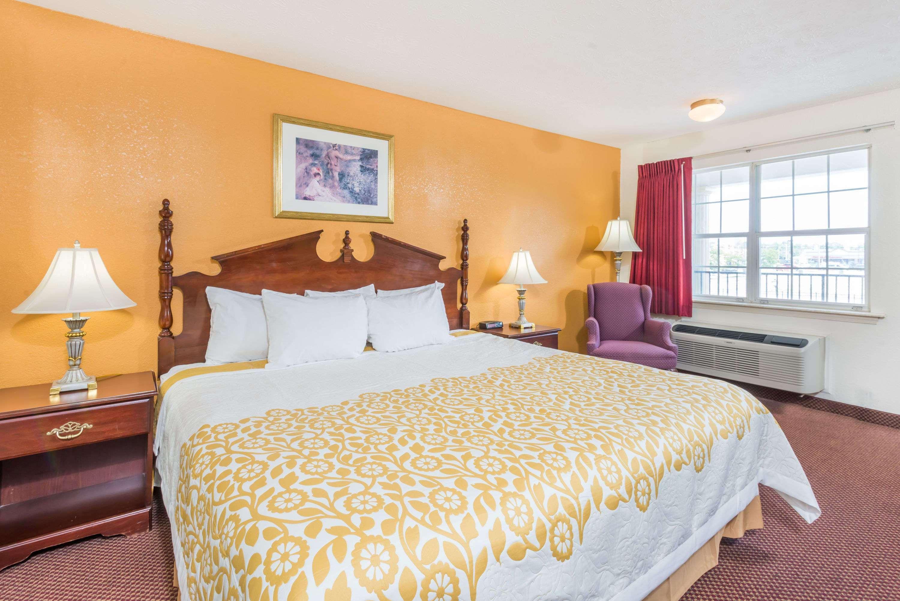 Days Inn By Wyndham Amherst Bagian luar foto