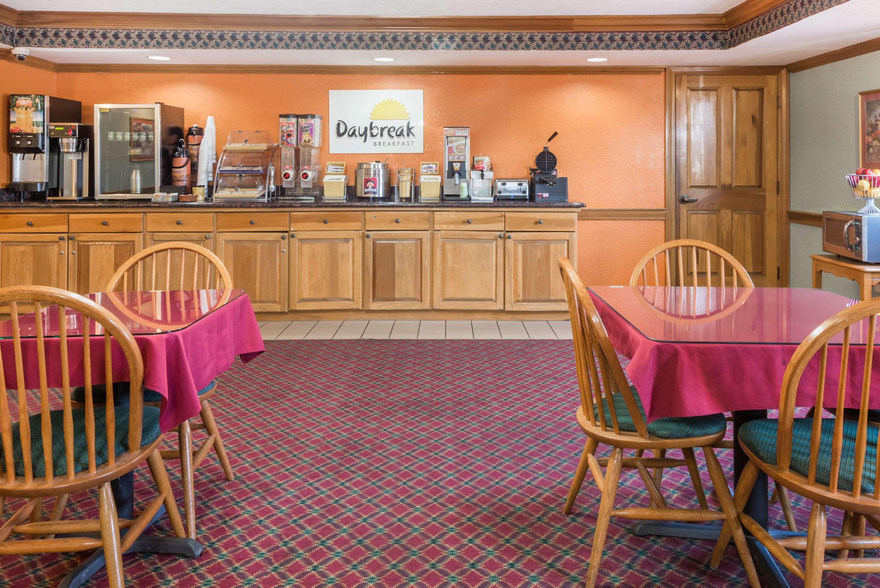 Days Inn By Wyndham Amherst Bagian luar foto