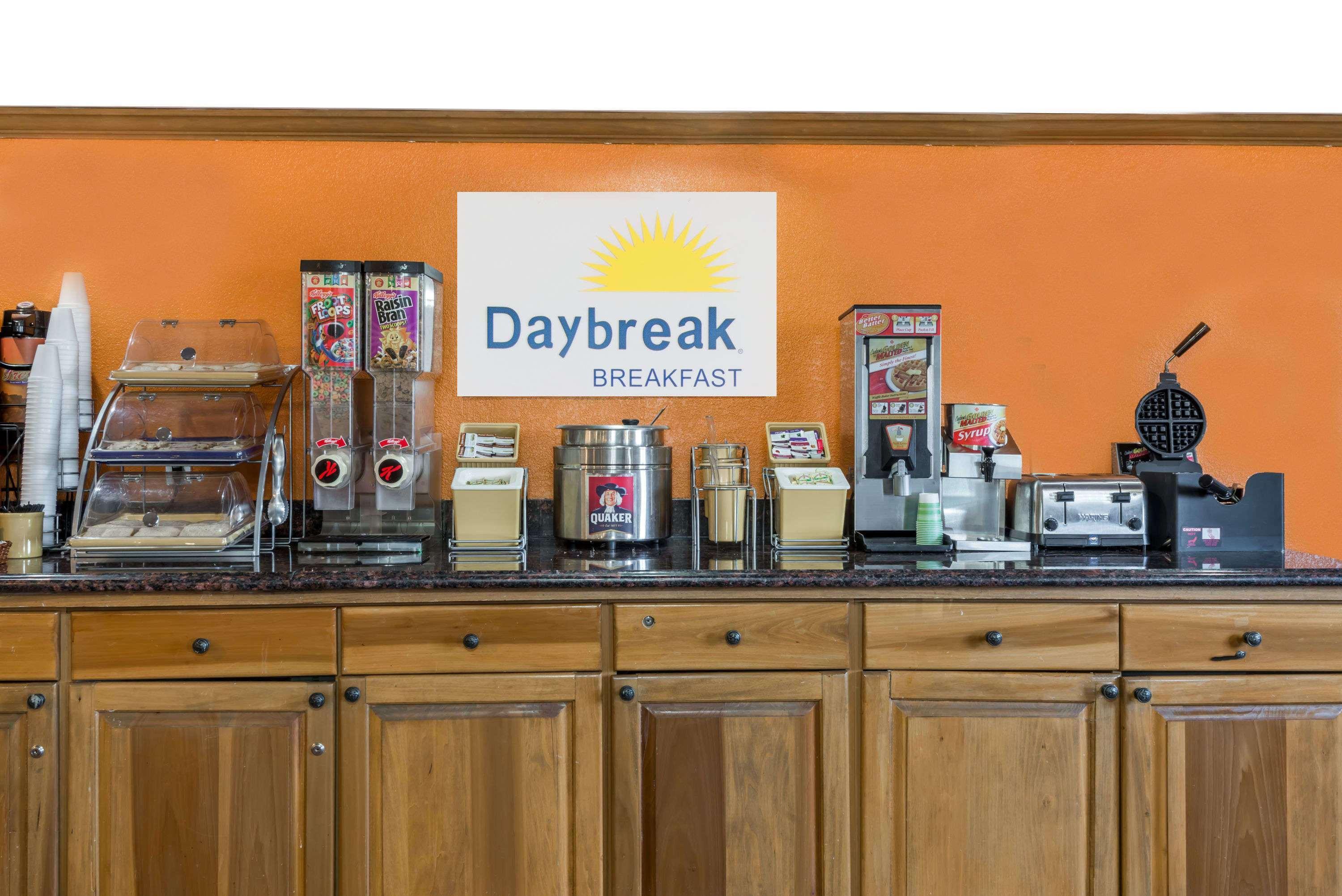 Days Inn By Wyndham Amherst Bagian luar foto