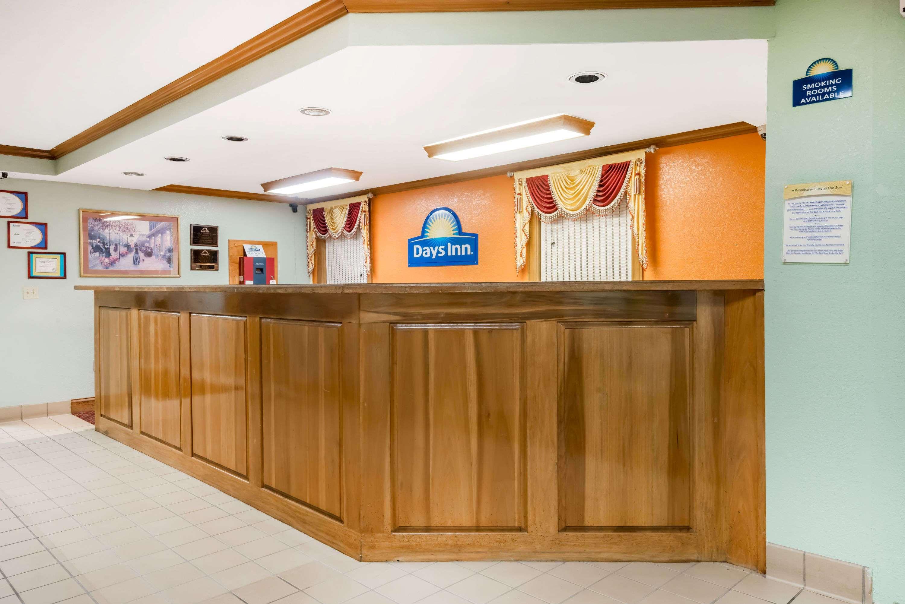 Days Inn By Wyndham Amherst Bagian luar foto