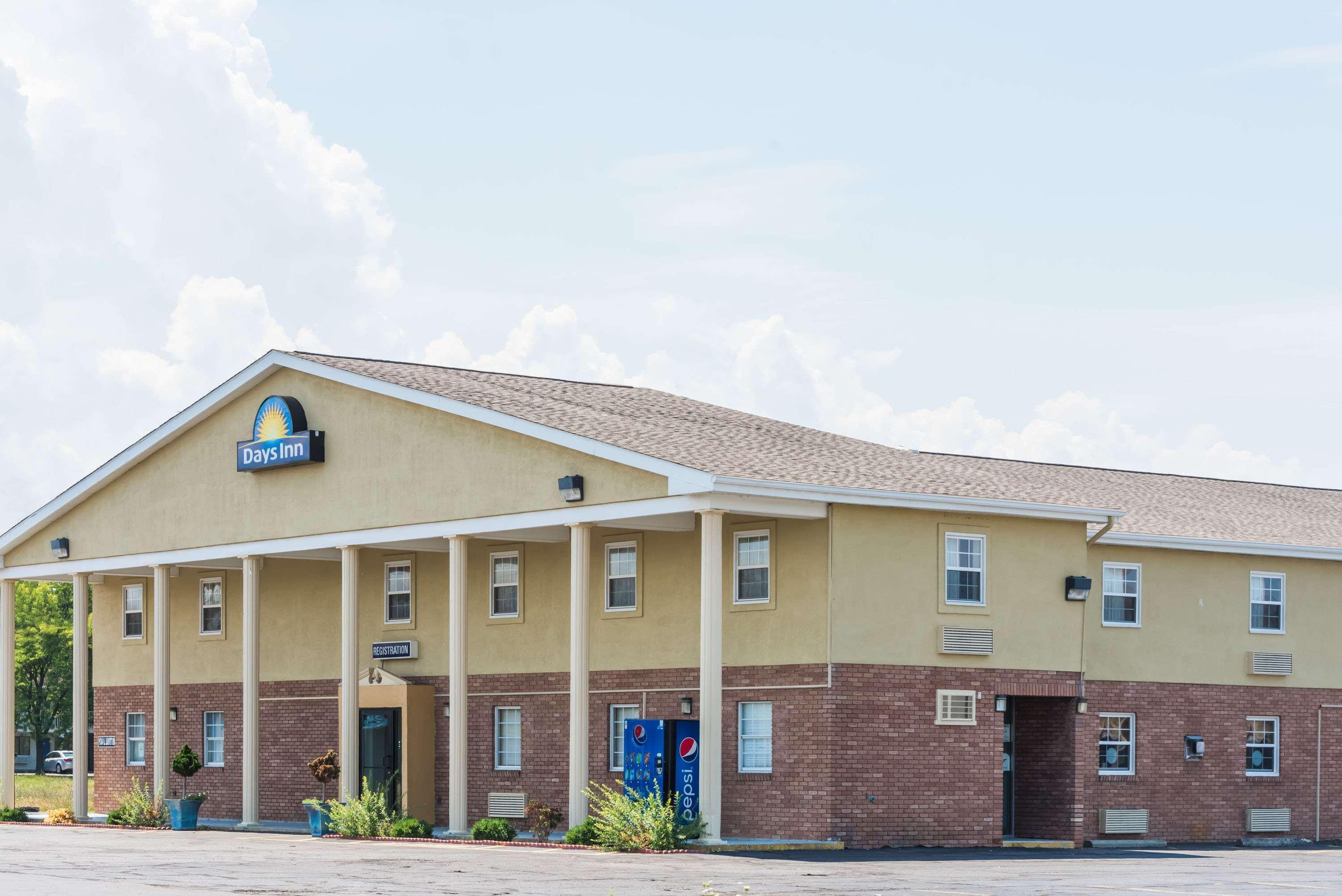 Days Inn By Wyndham Amherst Bagian luar foto