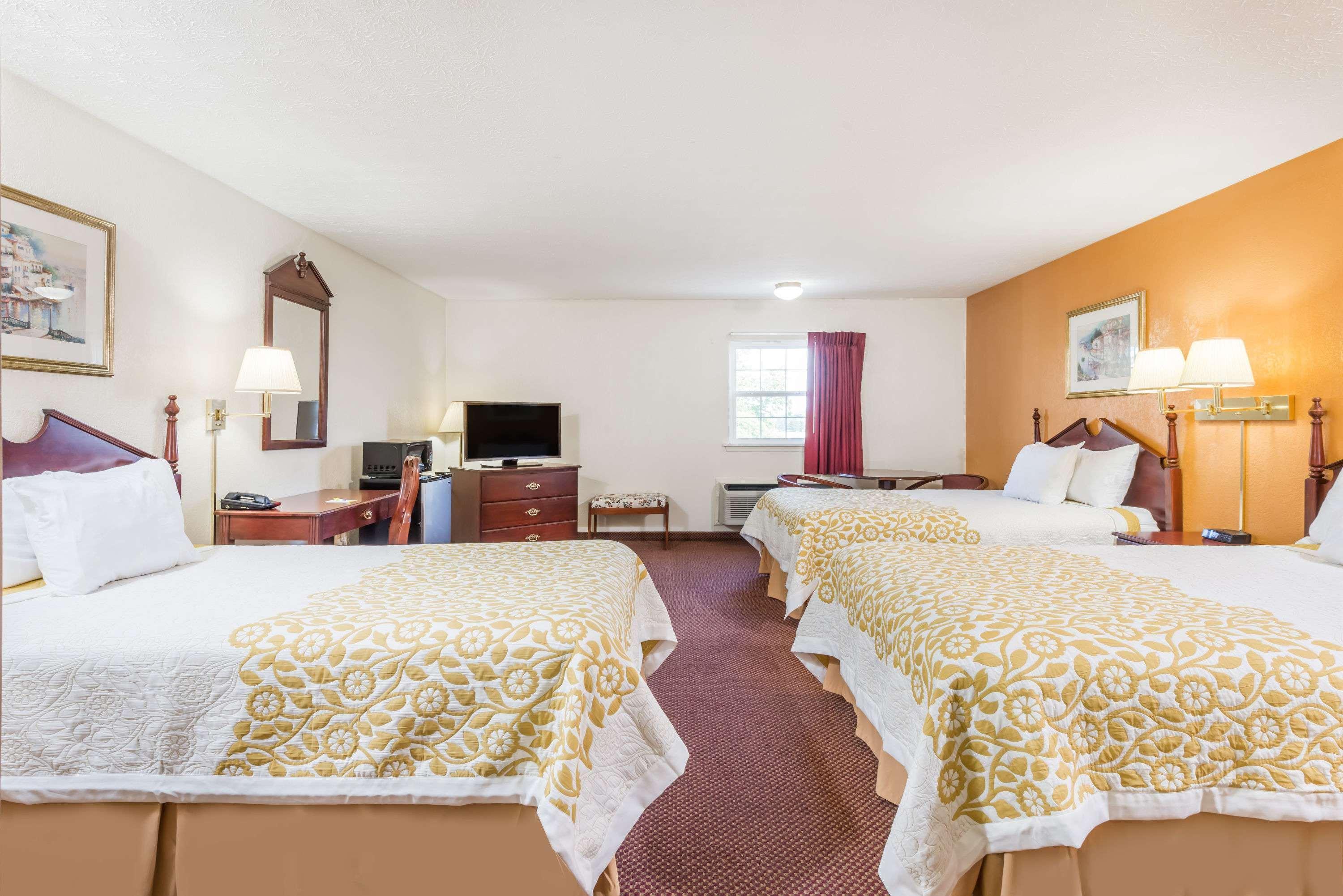 Days Inn By Wyndham Amherst Bagian luar foto