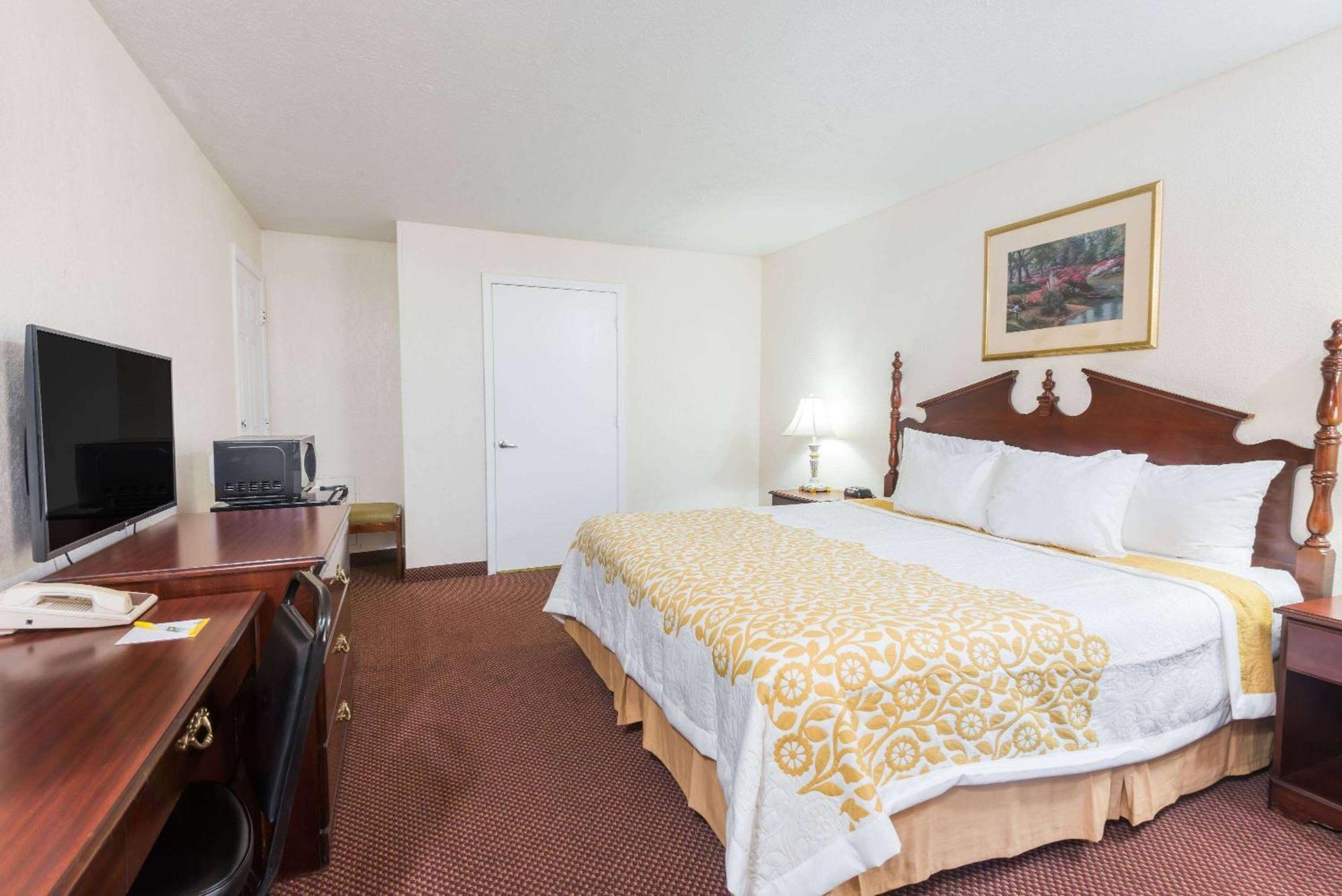 Days Inn By Wyndham Amherst Bagian luar foto