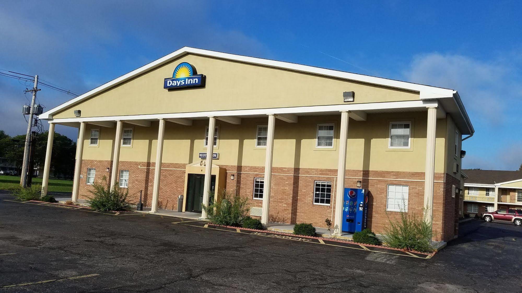 Days Inn By Wyndham Amherst Bagian luar foto